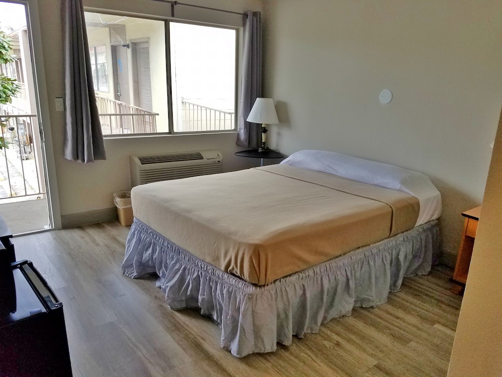 Merit Inn & Suites - photo 4