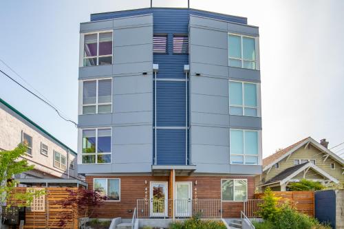 Rooftop Patio with Waterview Private Garden & Grill 3BR 3BA Modern Cityscape - photo 24
