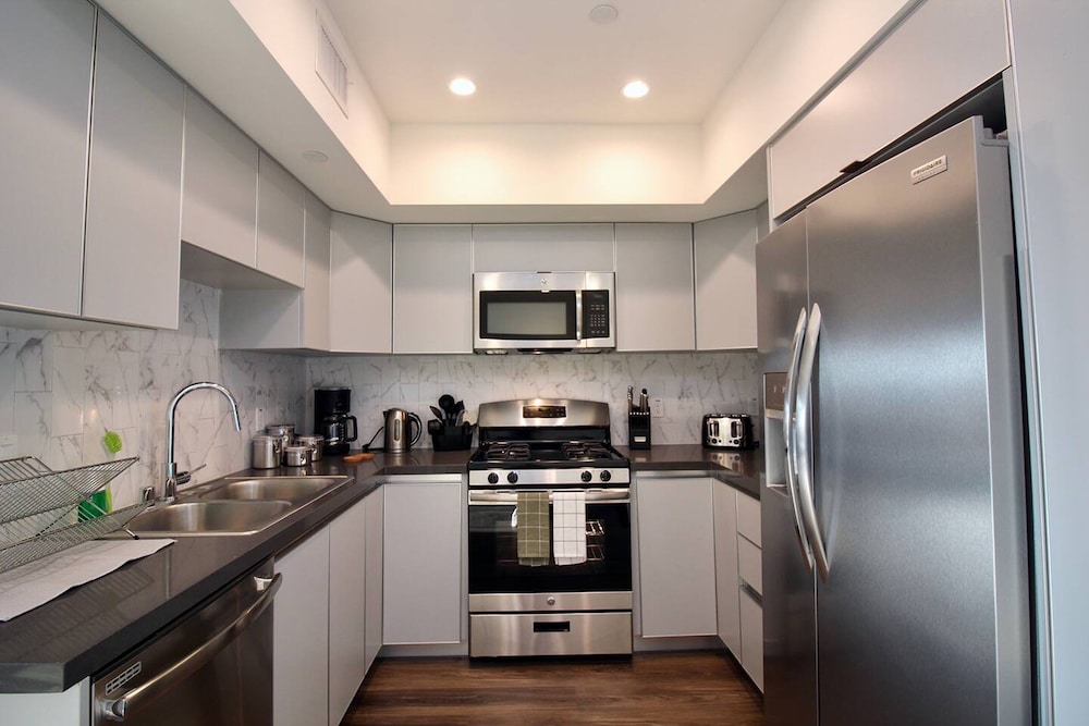Los Angeles Premium City Suites Free Secured Parking - photo 11
