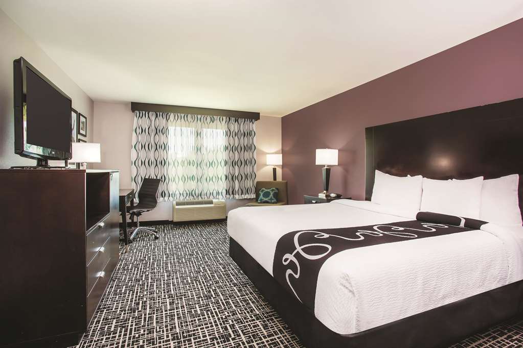 La Quinta Inn & Suites by Wyndham Russellville - photo 14