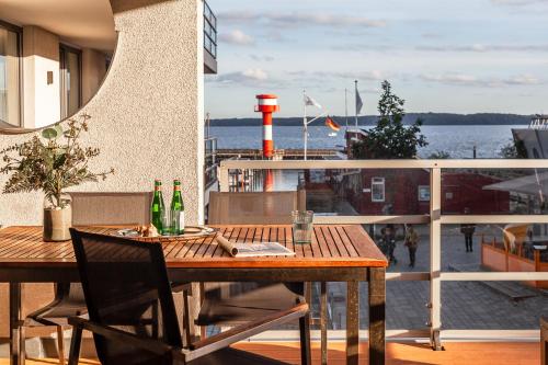 Apartment 5 am Yachthafen 5 Apartmenthaus Hafenspitze Blickrichtung offenes MeerStrandpromenade — 4-Star Luxury Hotel in Eckernfoerde, Germany