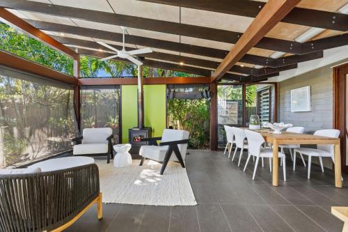 Seagrass Pacific Ave Tranquil Beautifully Styled Home — 4-Star Luxury Hotel in Sunshine Beach, Australia