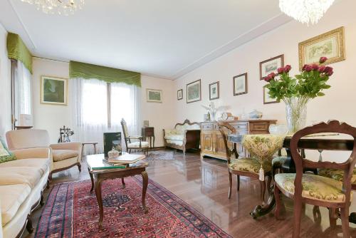 Queen Home Isabel — 4-Star Luxury Hotel in Mestre, Italy