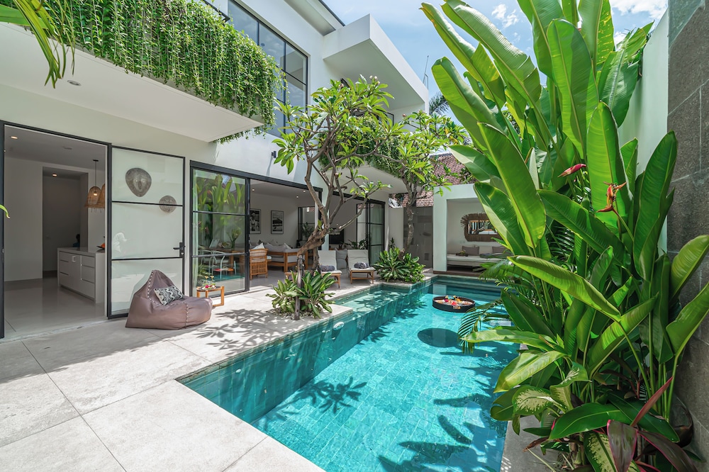 Puri Senang Modern 4BR Pool Villa Central Berawa 6 min to Beach & Finns — 4-Star Luxury Hotel in Canggu, Indonesia
