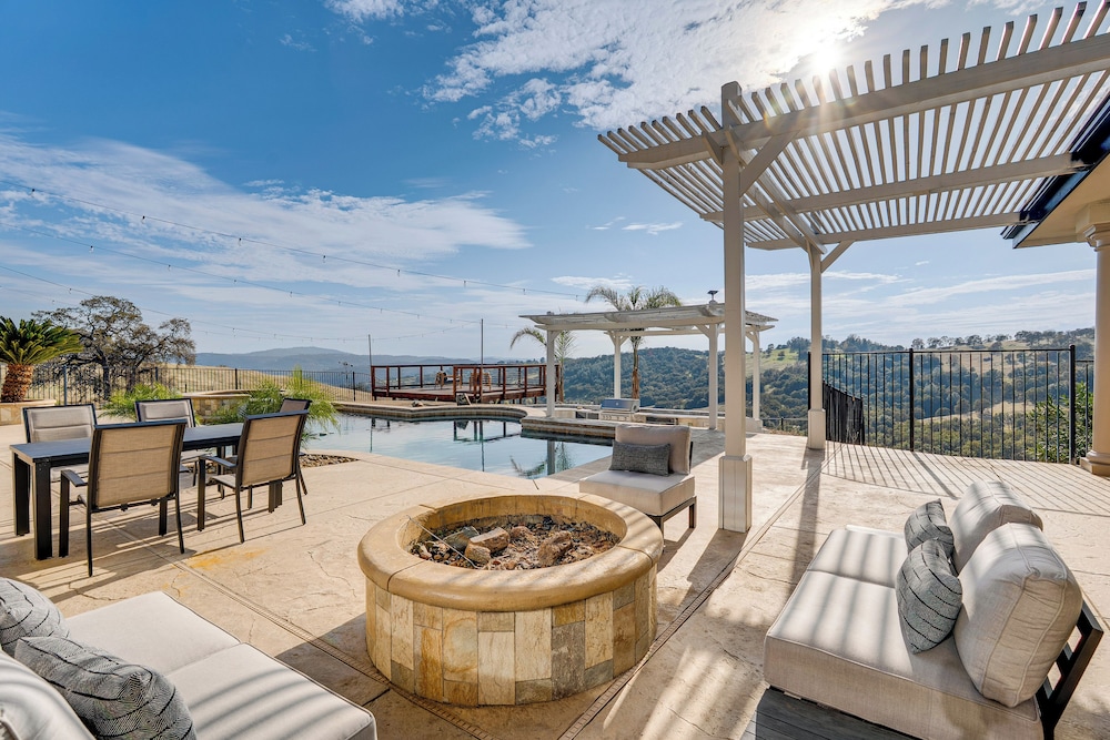 Luxury Pilot Hill Estate on an 800 acre Vineyard in Salem, United States