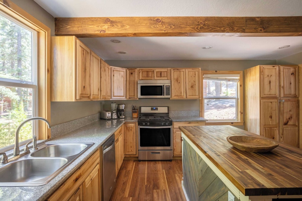 Sweet Pine Deck Hot Tub Cozy Modern Interior Close to Ski Resort - photo 23