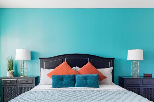 Explore the River Walk from Artsy Designer Retro Chic Home — 4-Star Luxury Hotel in San Antonio, United States