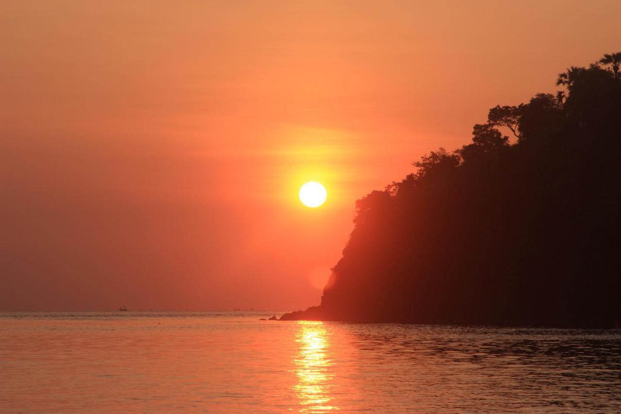 Coconut Beach Bungalows Warung 2 — Abang