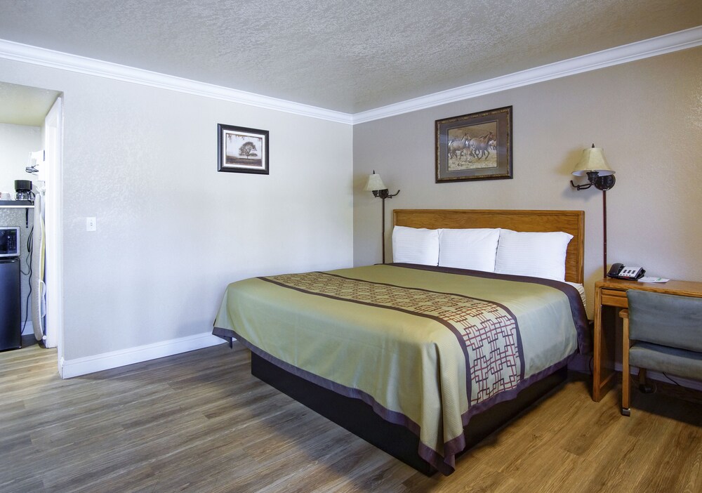 Charm Motel & Suites - photo 35