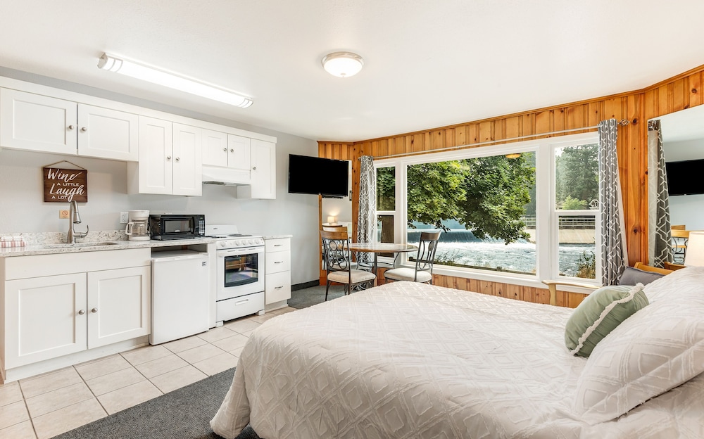 Bend Riverside Inn & Suites - photo 132