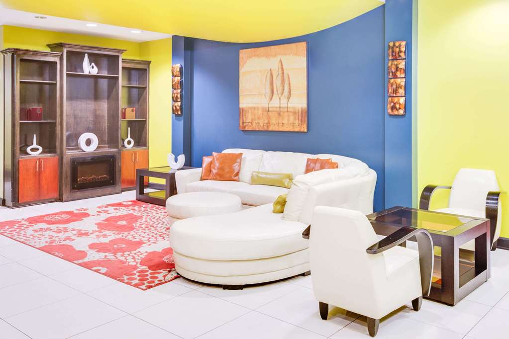 Days Inn & Suites by Wyndham Russellville - photo 2