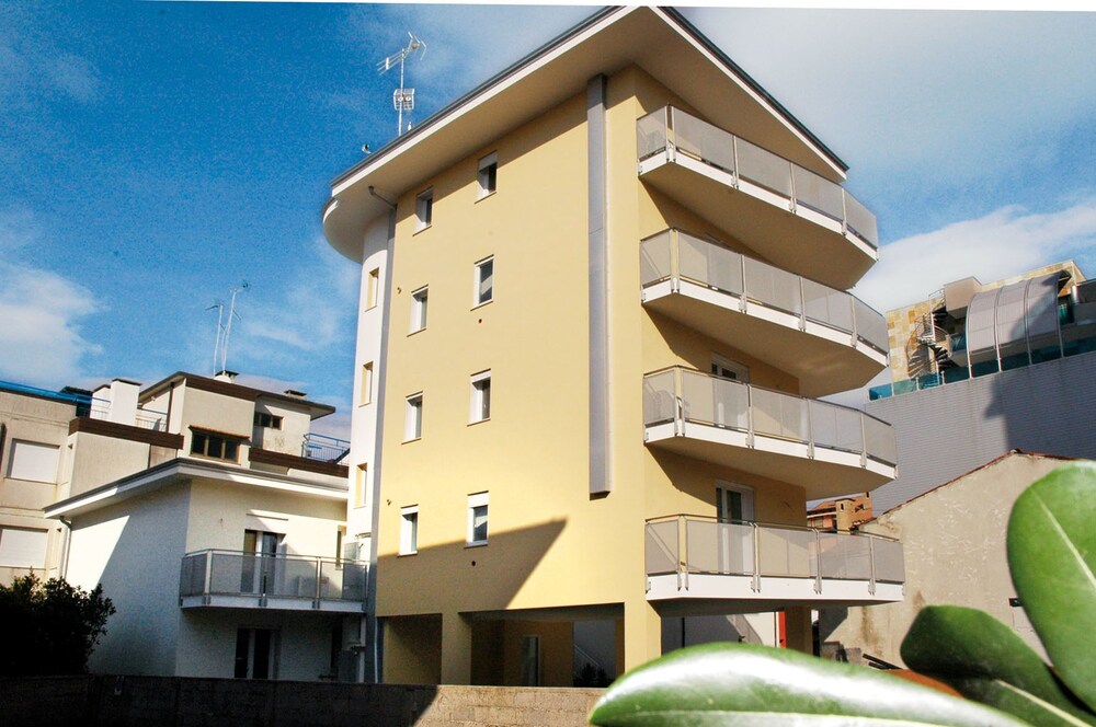 Condominio Bellarosa — 4-Star Luxury Hotel in Lignano Sabbiadoro, Italy