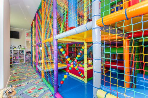 Willa Aisza sala i plac zabaw jacuzzi bilard udogodnienia dla rodzin in Jastrzebia Gora, Poland