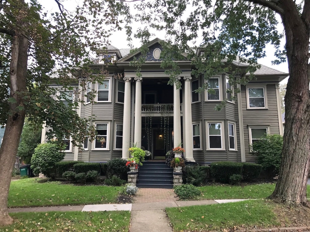 Huntington Manor in Buffalo, United States