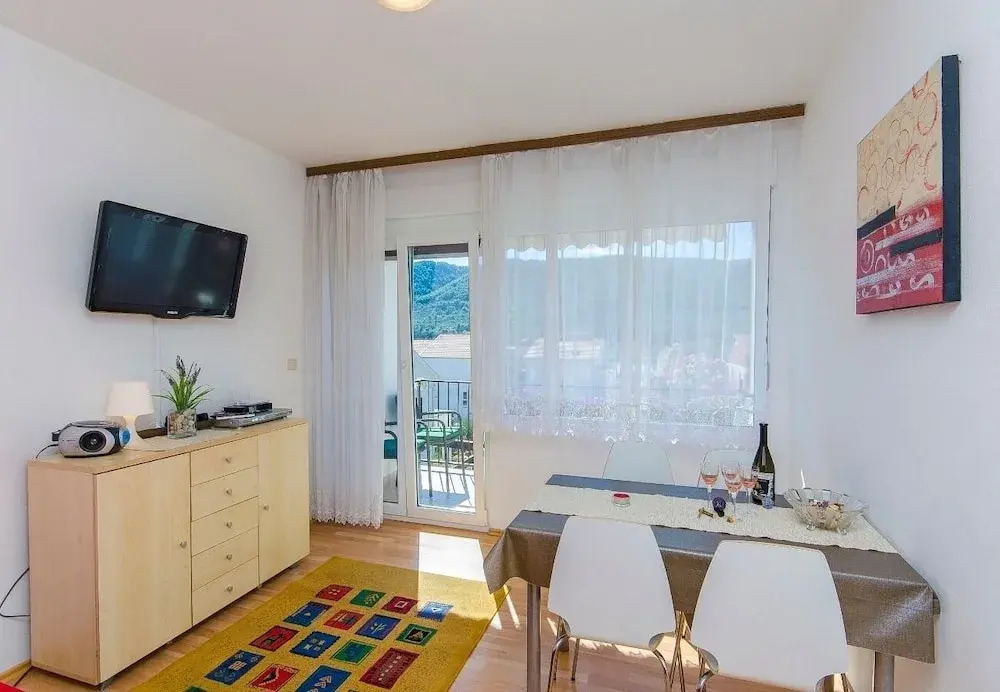 Spacious apartment in Stari Grad 80 m serene garden — 4-Star Luxury Hotel in Stari Grad, Croatia