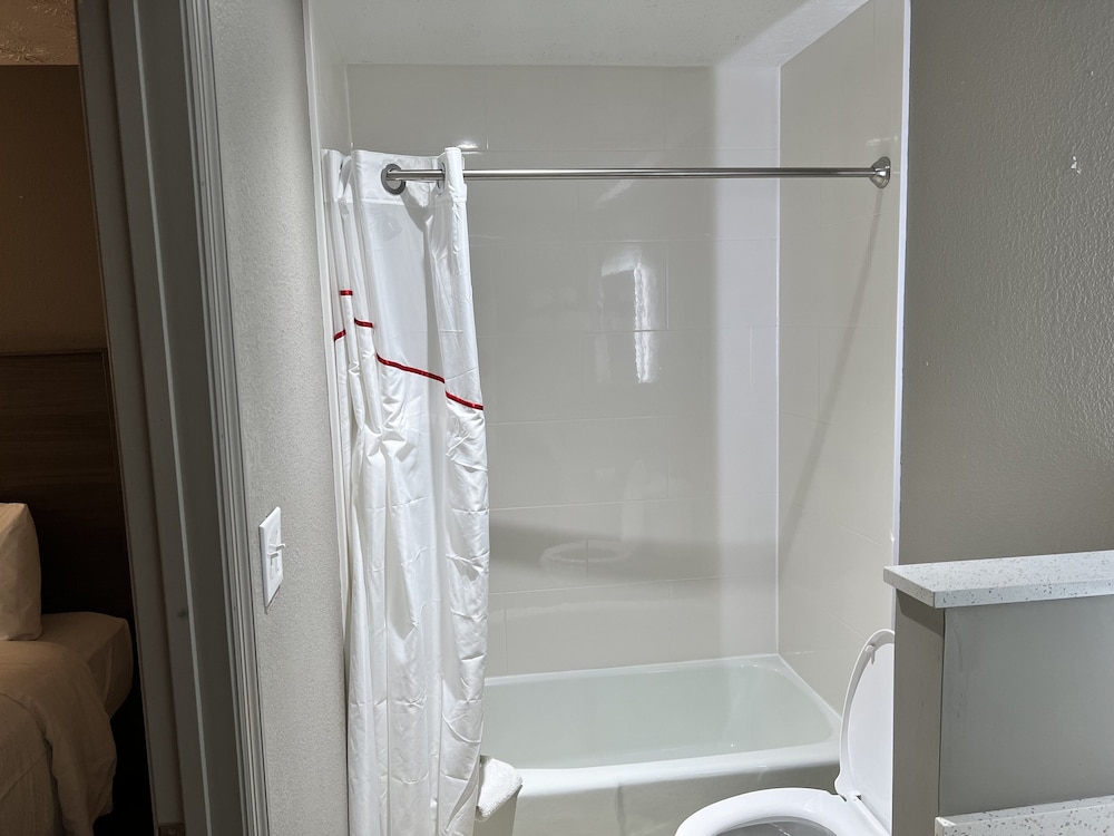 Deluxe Inn Georgetown - photo 14