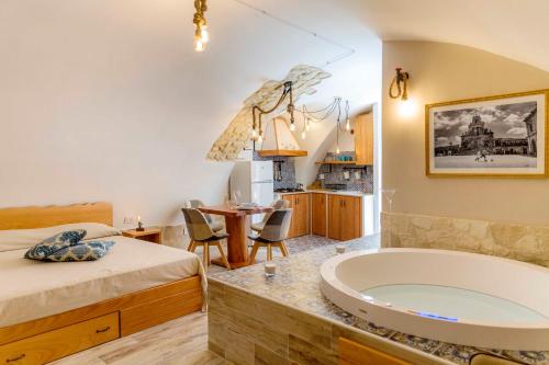 Il Galletto Viola luxury room & suite — 4-Star Luxury Hotel in Palazzolo Acreide, Italy