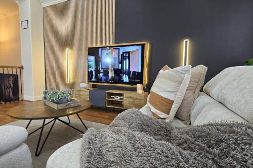 Shop Soak &Sleep Galleria 3BR Retreat Private Jacuzzi — 4-Star Luxury Hotel in Houston, United States