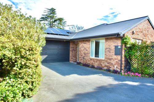 Sunny Garden Retreat 3 BR Home near Mall City & Airport — 4-Star Luxury Hotel in Christchurch, New Zealand