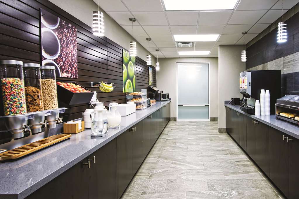La Quinta Inn & Suites by Wyndham Victoria South - photo 40