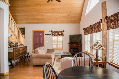 Twin Owls Lodge Great for families Master bedroom Loft full kitchen Dogs OK — 4-Star Luxury Hotel in Estes Park, United States