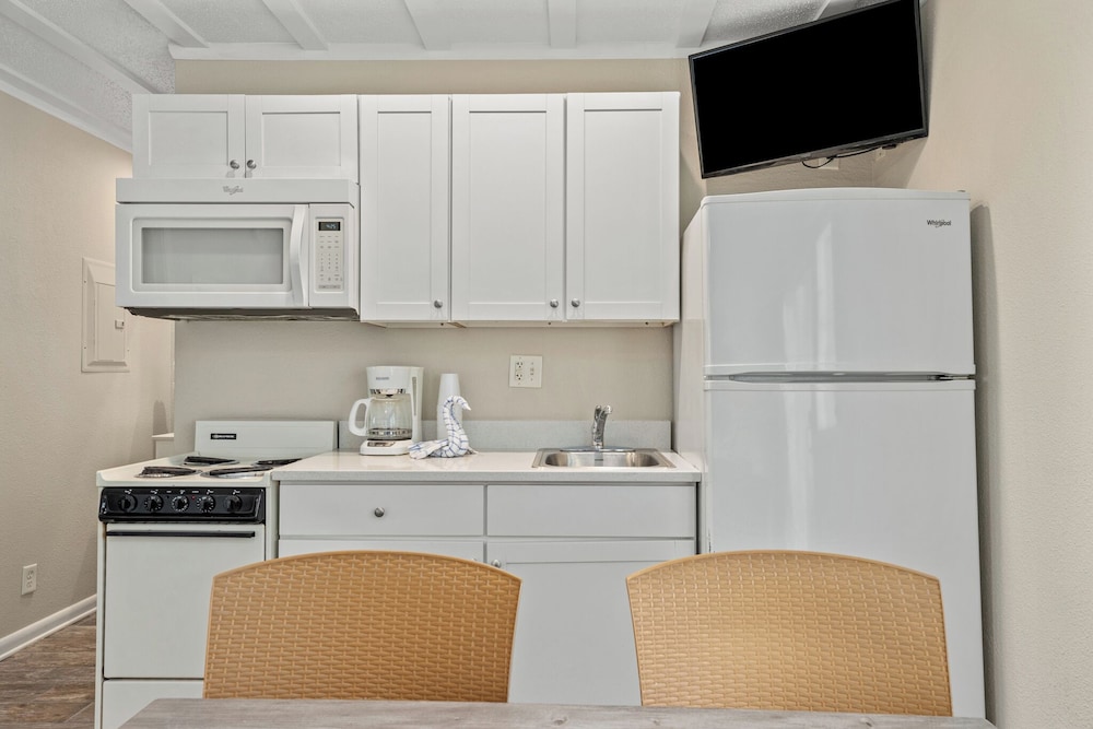 Sandpiper Beacon Beach Resort - photo 196