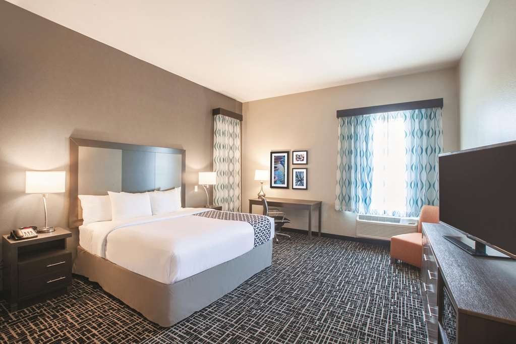 La Quinta Inn & Suites by Wyndham San Marcos Outlet Mall - photo 19