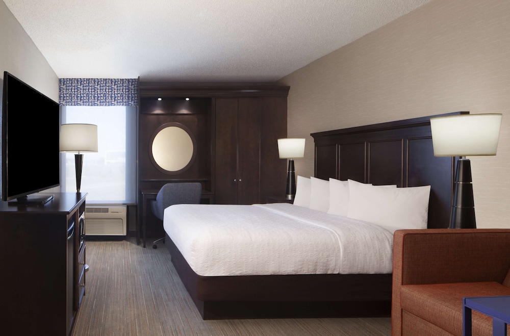 Hampton Inn Evansville - photo 9