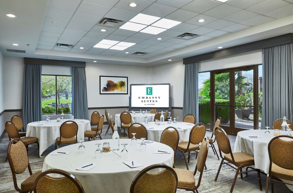 Embassy Suites by Hilton Phoenix Scottsdale - photo 72