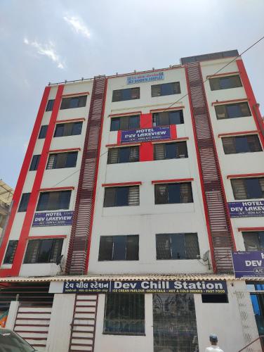 Hotel Dev Lakeview in Jamnagar, India