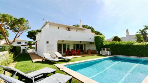 Elegant villa with private pool in Quarteira — 4-Star Luxury Hotel in Vilamoura, Portugal
