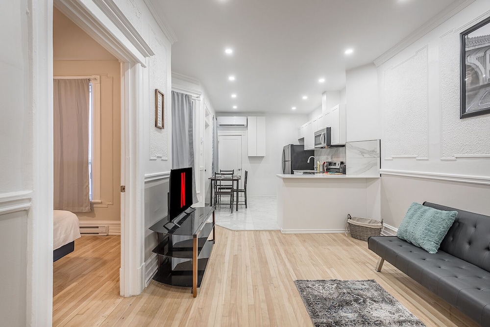 Cozy Private BR in the heart of Plateau — 4-Star Luxury Hotel in Montreal, Canada