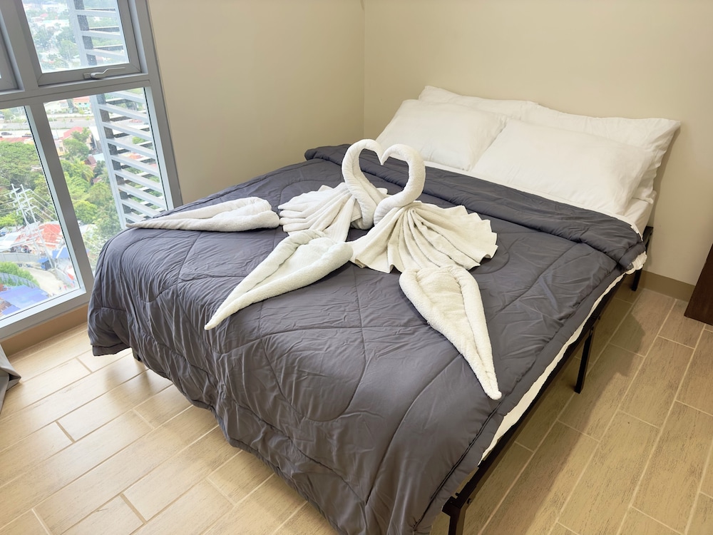 Lush 1Bedroom plus Maidsroom Megaworld39 — 4-Star Luxury Hotel in Iloilo, Philippines