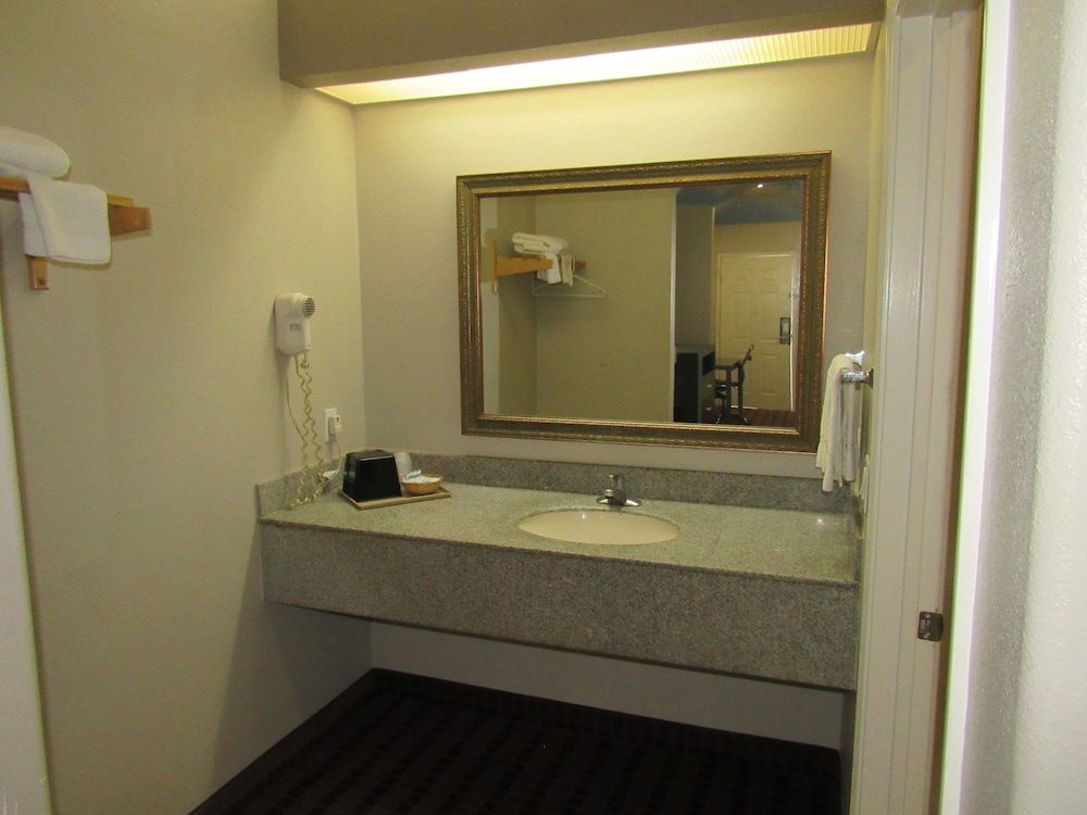 Camelot Inn & Suites Highway 290 NW Freeway - photo 24