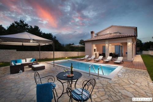 Adonis - carbon neutral hotel in Krsan