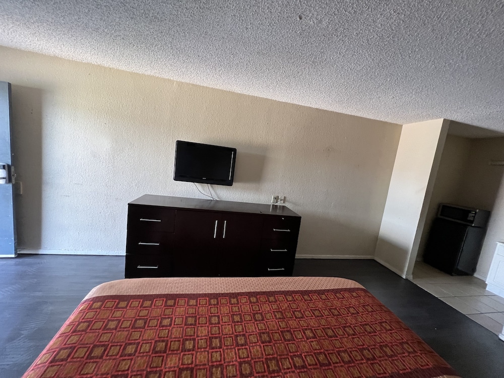 Great Western Inn & Suites - photo 11