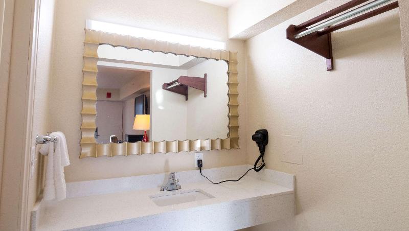 Magnuson Extended Stay and Suites Airport Hotel - photo 20