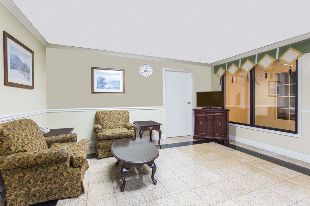 Super 8 by Wyndham Atlanta Northeast GA - photo 2