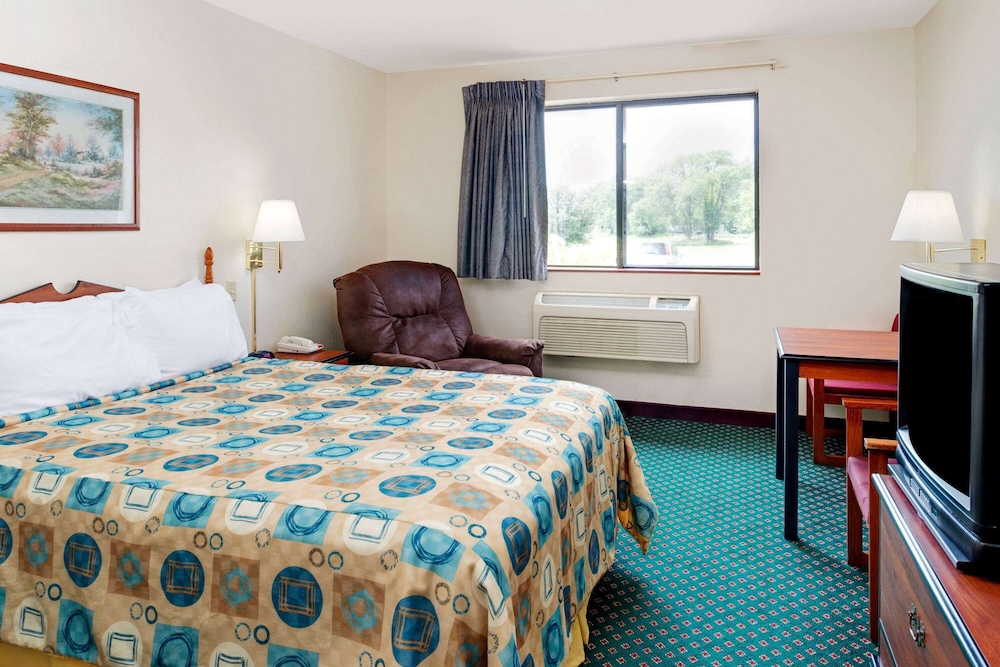 Super 8 by Wyndham Omaha Eppley Airport Carter Lake - photo 4