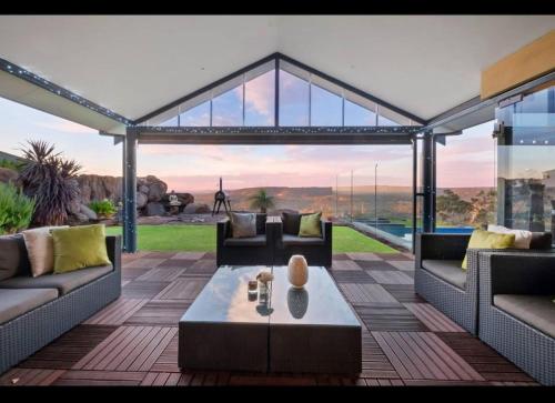 Zig Zag Retreat Panoramic Views Secluded Hills Nature Reserve Infinity Pool — Perth