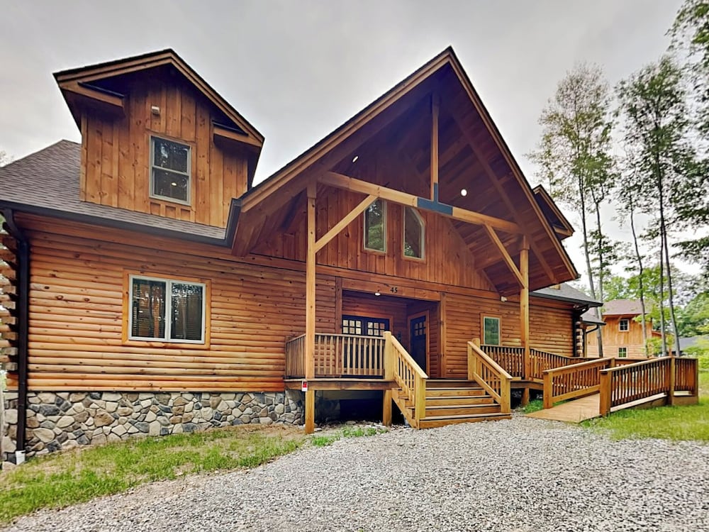 Fortune Mountain Retreat in Mchenry, United States