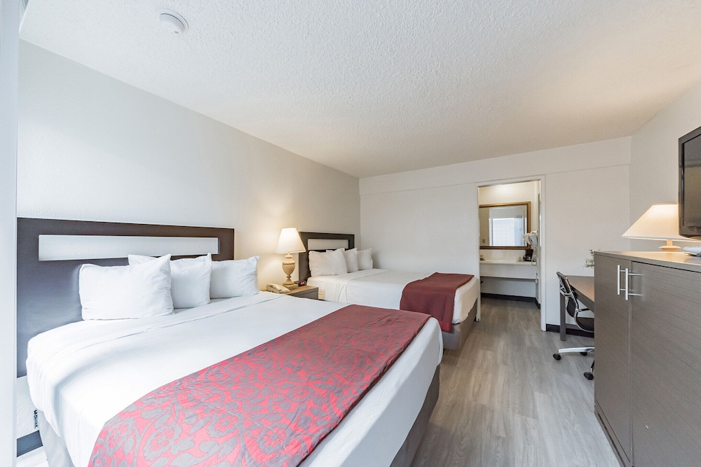 Torrance Inn & Suites - photo 5