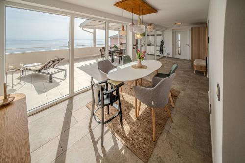 Nachhaltige Wellnessauszeit mit Traumblick Pool Sauna Whirl Wanne — 4-Star Luxury Hotel in Opatija, Croatia