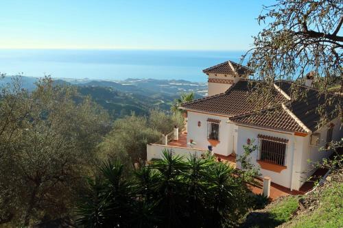 Villa Los Naranjos — 4-Star Luxury Hotel in Sayalonga, Spain