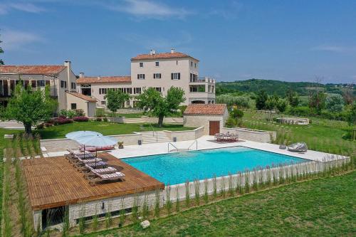 Tranquil Istria Estate Palazio Clai Winery 8 Bedrooms Spa & Heated Pool — hotel in Groznjan