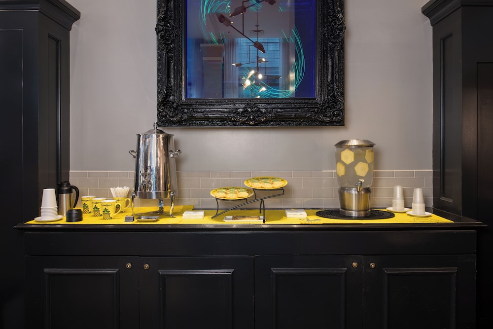 Staypineapple An Iconic Hotel The Loop - photo 3