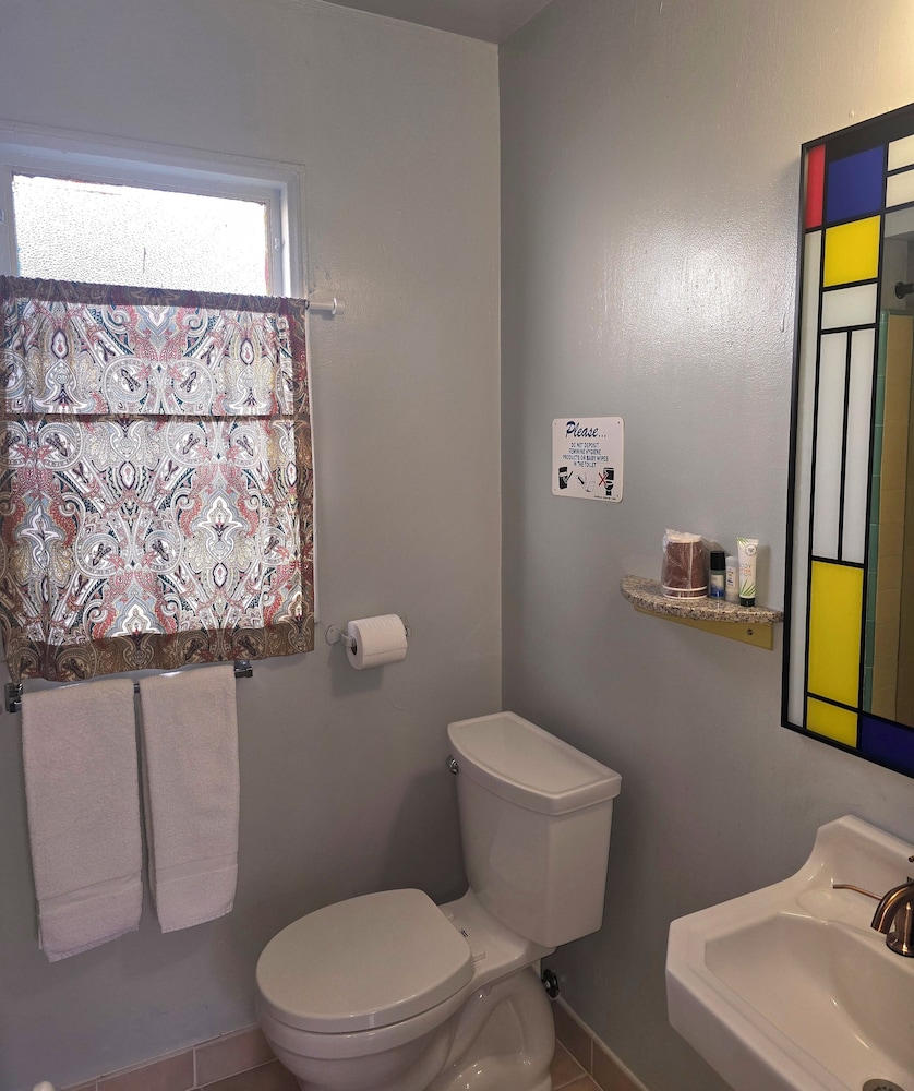 The New Star Motel with Studio Kitchens: 1950s Extended Stay Lodging and Retreat Center - photo 68
