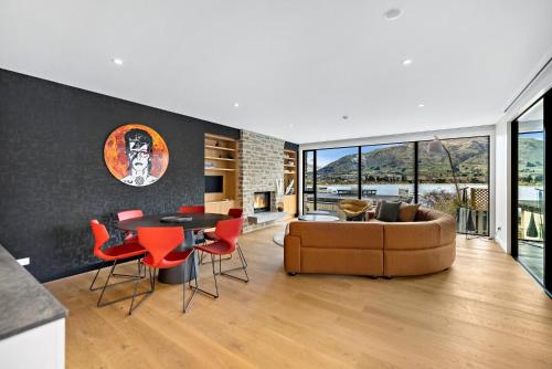Sunset over Roy — 4-Star Luxury Hotel in Wanaka, New Zealand