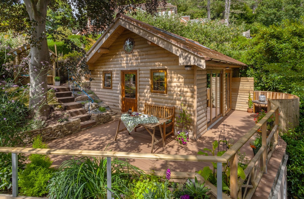 Porthole Log Cabin — 4-Star Luxury Hotel in Minehead, United Kingdom