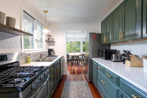 Berkshire Vacation Rentals: Great Barrington Walkable To Lake And Town — 4-Star Luxury Hotel in Great Barrington, United States